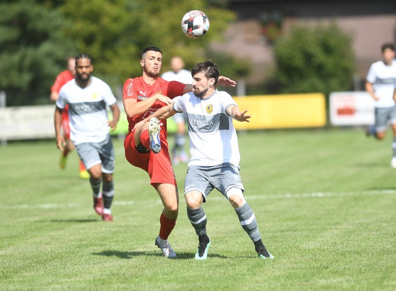 Les joueurs du FCTT (en rouge) ont eu le dessus sur Pratteln samedi en ouverture du championnat de 2e ligue interrégionale. (Photo: Stéphane Gerber/Bist)