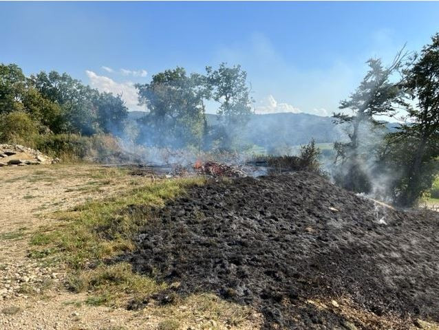 Un incendie a rapidement pu être maîtrisé, dimanche, à Chevenez (photo : Police cantonale jurassienne).