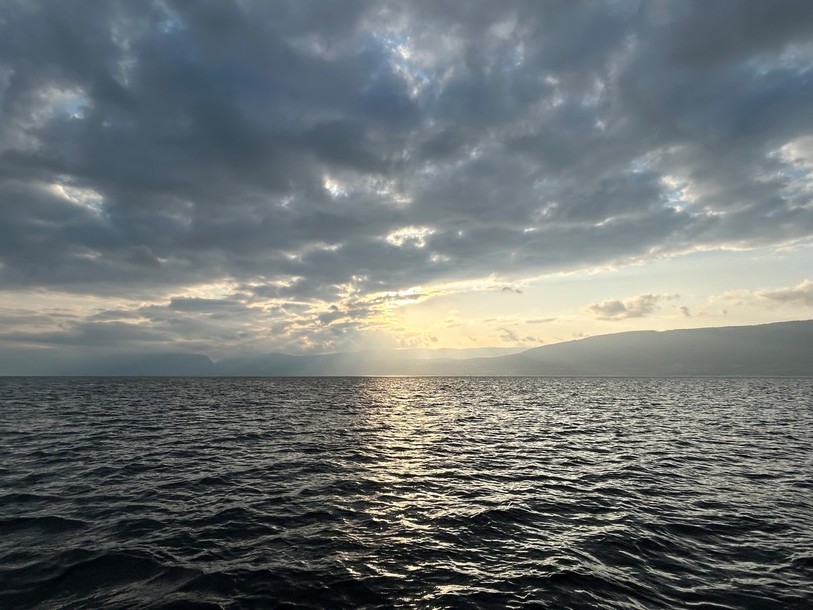 Mieux vaut éviter les eaux du lac de Neuchâtel pour le moment (photo : archives).