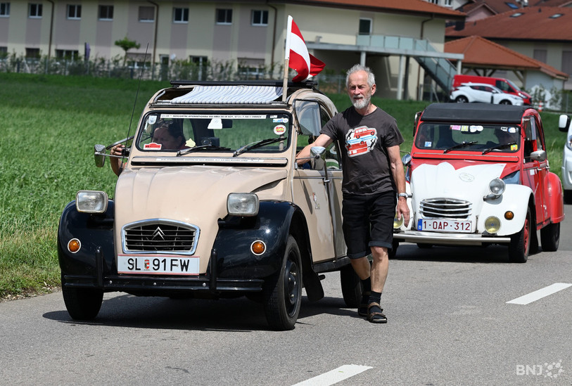 Les 2CV ont défilé sur les routes jurassiennes pendant six jours. (photo archives : Georges Henz)