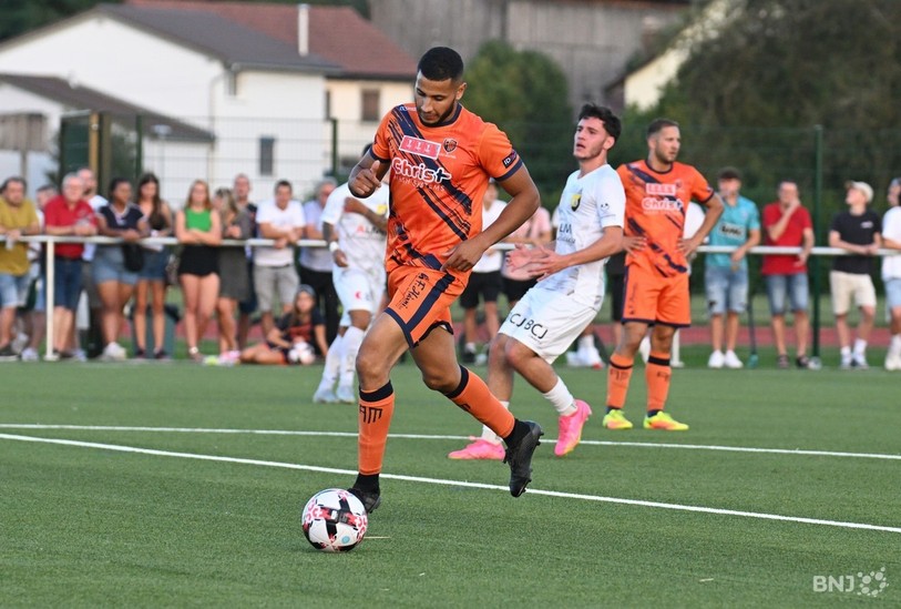 Karim Ghomrani et le FC Ajoie-Monterri referment la parenthèse Coupe de Suisse pour s'attaquer à leur championnat de 2e ligue interrégionale (photo : Georges Henz).