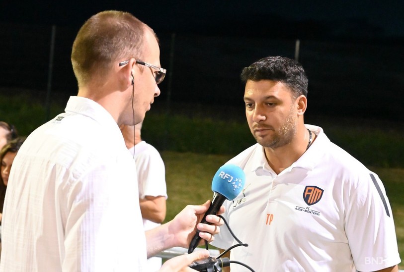 L'entraîneur du FC Ajoie-Monterri Thierry Payet au micro de RFJ (photo : Georges Henz).