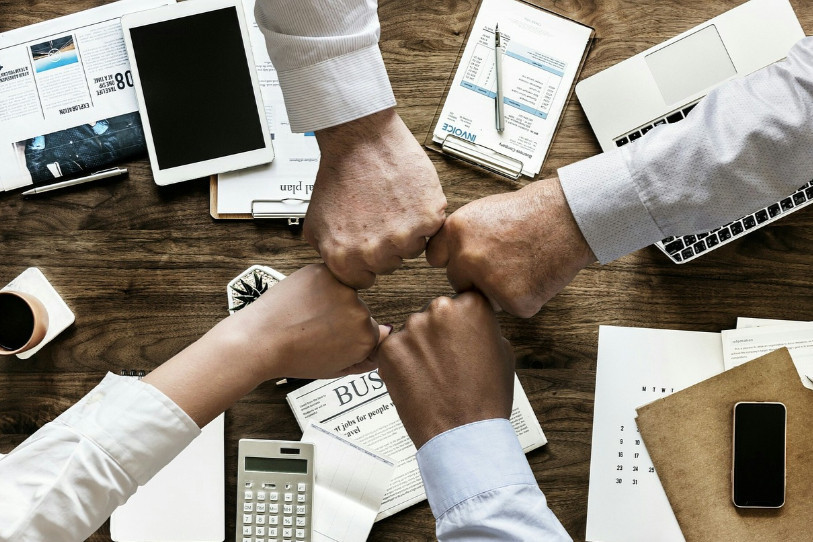 Une bonne ambiance entre collègues motive les jeunes à rester dans une entreprise, selon une enquête de Swiss Skills (photo : Pixabay).
