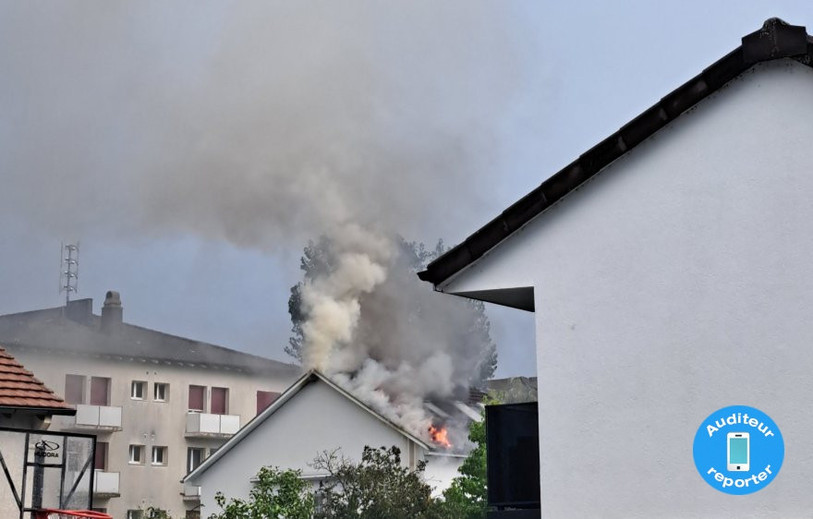 Le feu a pris dans une maison située au sud des voies à Delémont.