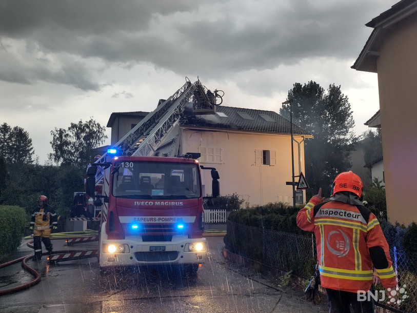 Les pompiers ont déployé le camion-échelle pour circonscrire le sinistre.