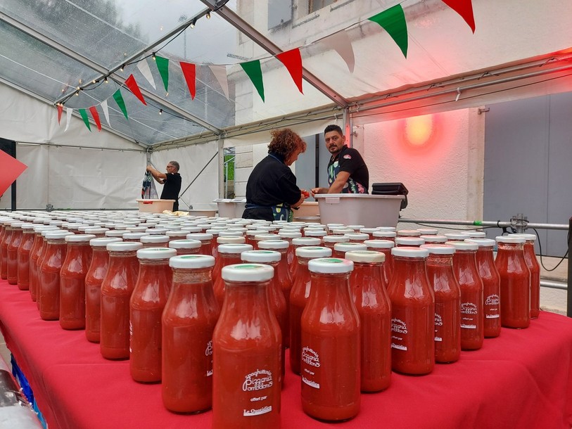 Les Prévôtois ont pu regarder la fabrication de la sauce tomate et emporter une bouteille avec eux.