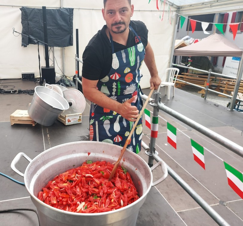 Une fois coupées, les tomates filent en cuisson avec du basilic, de l'ail et des oignons pendant 1h30.