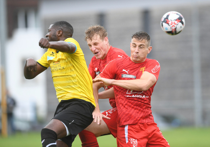 Les duels ont été particulièrement disputés dans le derby entre le FC Tavannes/Tramelan (en rouge) et le FC Ergüel (photo : Bist/Stéphane Gerber).