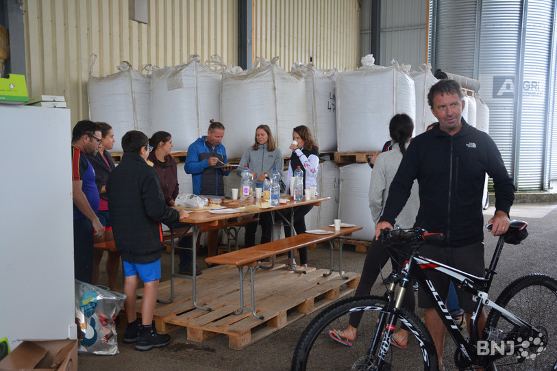 Après l'effort, le réconfort pour les participants à la caravane de cyclistes mise sur pied pour fêter l'anniversaire du FiBL. 