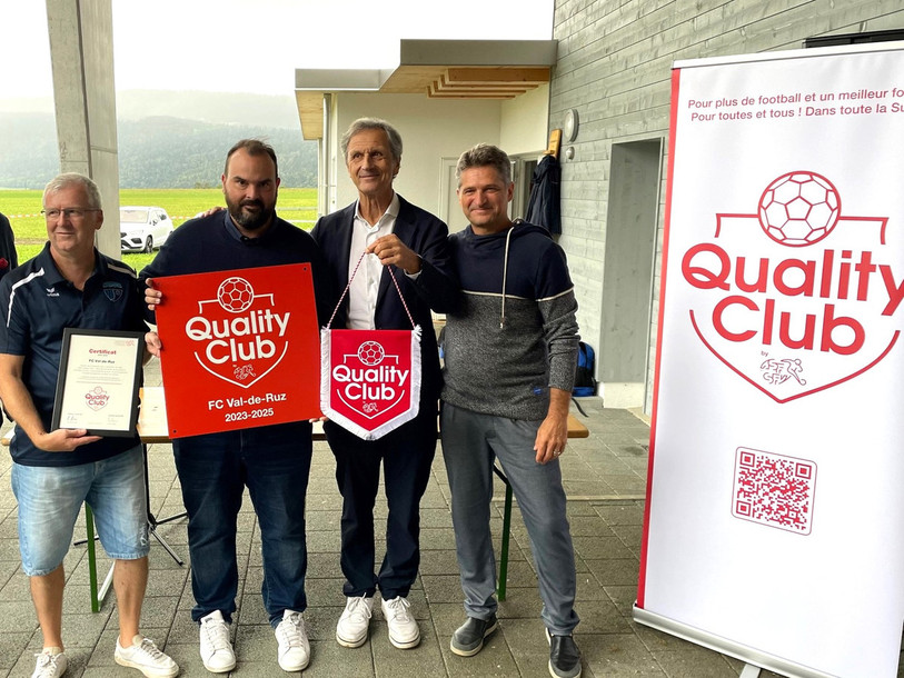 (De g. à d.) : les deux co-présidents du FC Val-de-Ruz Claude-Alain Chopard et Alexandre Pages, le président de l'ASF Dominique Blanc et le directeur technique de l'ANF, Daniel de Martini. (Photo : FC Val-de-Ruz)