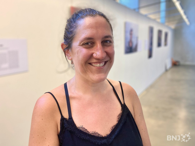 Ghislaine Heger présente de nombreux portraits de femmes grisonnantes dans le cadre de son exposition « Silver Power ».