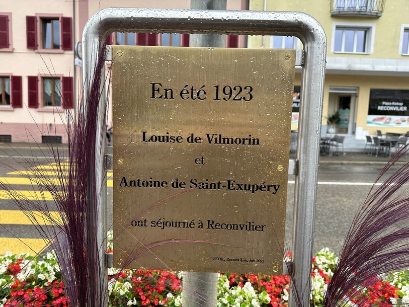La plaque commémorative se trouve juste en face de la gare de Reconvilier.