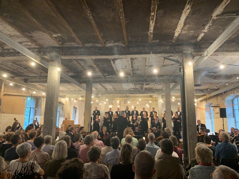 La 12e édition des Bal(l)ades s'est tenue du 20 au 26 août. Ici, le Requiem de Mozart qui a eu un franc succès dans l'ancienne usine de pâte de bois de Rondchâtel. (Photo: Parc Chasseral)