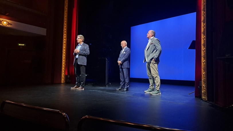 Dieter Kaegi et deux collaborateurs présentent le programme de la saison 2023-2024 au TOBS.