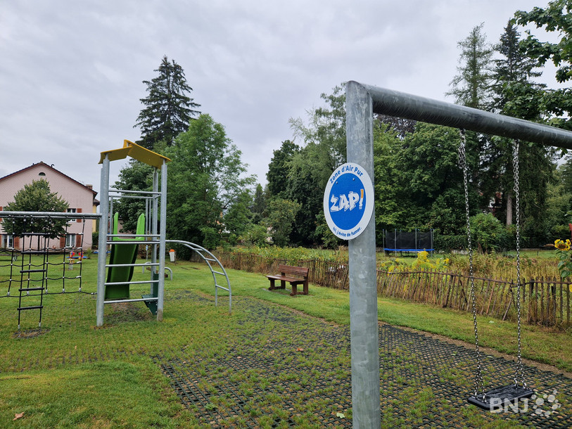A Môtiers, comme dans 23 autres places de jeux des communes de Val-de-Travers, de La Tène et de La Grande-Béroche, des panneaux « ZAP » pour « zone d’air pur » ont fait leur apparition.