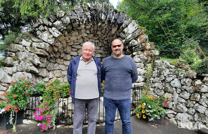 René Schaller (à gauche) est le fils du créateur de la grotte Notre-Dame de Lourdes à Corban. Il est en compagnie de Sébastien Schmassmann, président de la commune ecclésiastique, qui s'occupe de ce site.