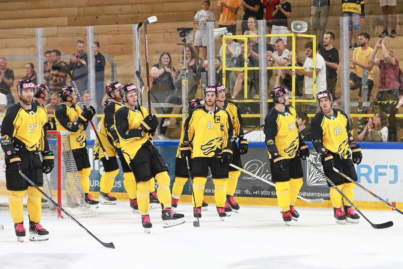 Philip-Michael Devos, au centre de l'image, arborera ce C sur son maillot lors de la prochaine saison de National League. (Photo : Mauricette Schnider).