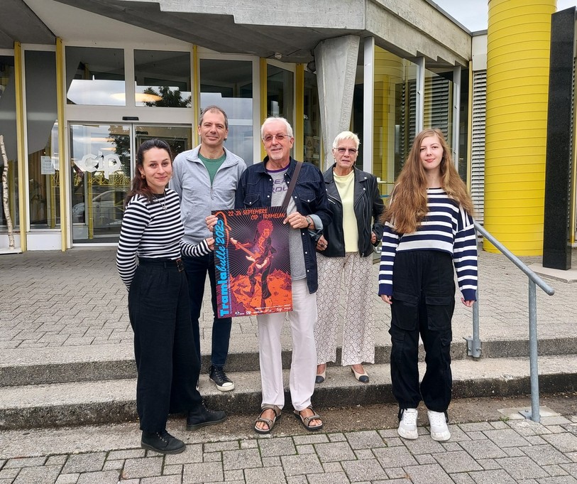 Les organisateurs de Tramlabulle présentent l'affiche. (De gauche à droite: Nathalie Aufranc, de la médiathèque du CIP, Cédric Humair, président du comité d'organisation, Pierre-Alain et Jacqueline Kessi, membres du comité et Mathilde Rennes, du jury du Prix des jeunes lecteurs)