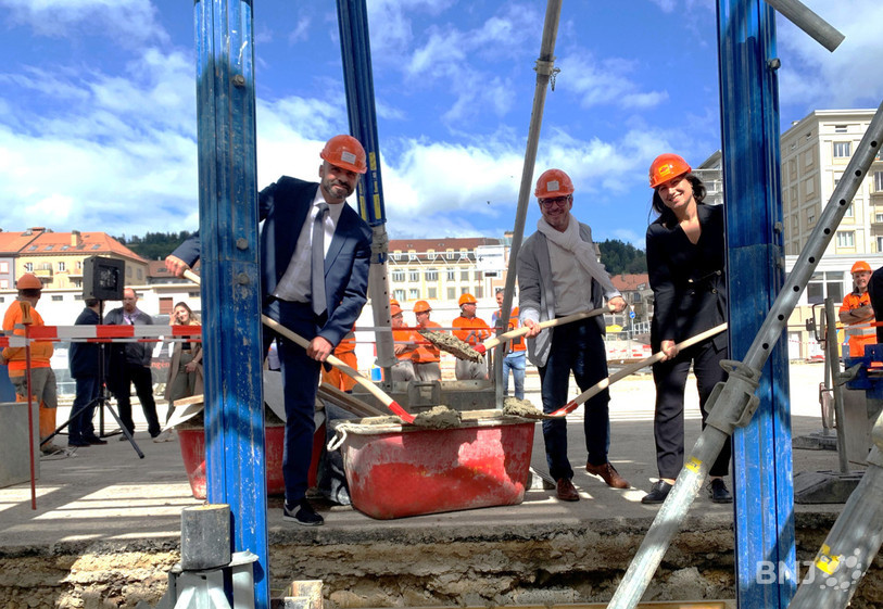 Le conseiller d'Etat Laurent Favre, le conseiller communal Théo Huguenin-Elie et la présidente de Bernasconi Constance Gruy ont symboliquement lancé les travaux de reconstruction du Grand-Pont, à La Chaux-de-Fonds