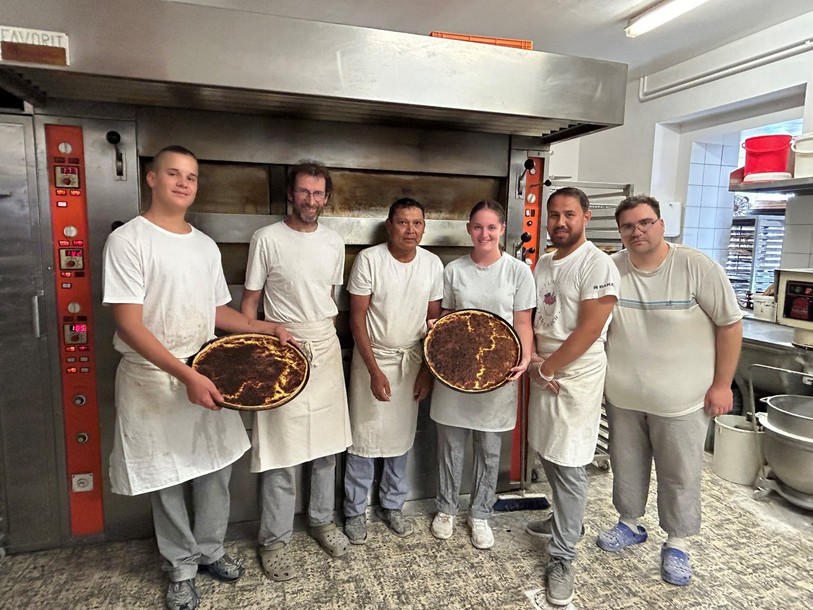 Olivier Hofmann (deuxième depuis la gauche) et son équipe vont concocter près de 300 gâteaux au fromage pour la Foire de Chaindon.