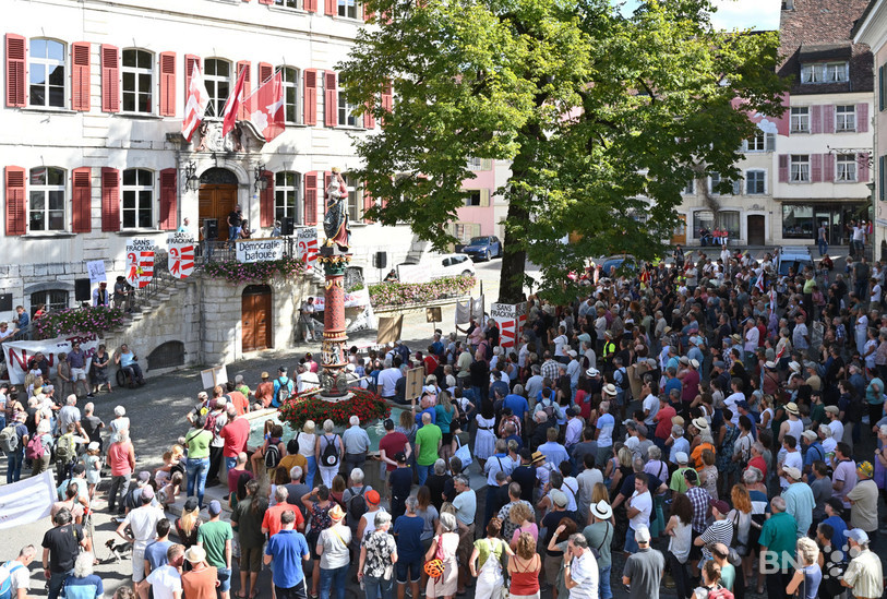 A la fin du cortège, les manifestants contre la géothermie profonde se sont retrouvés au pied de l'Hôtel de Ville de Delémont pour entendre différents discours.