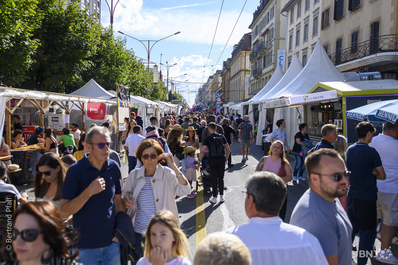 Les rues de La Chaux-de-Fonds lors de l'édition 2023 de la Braderie. (Photo : Bertrand Pfaff)