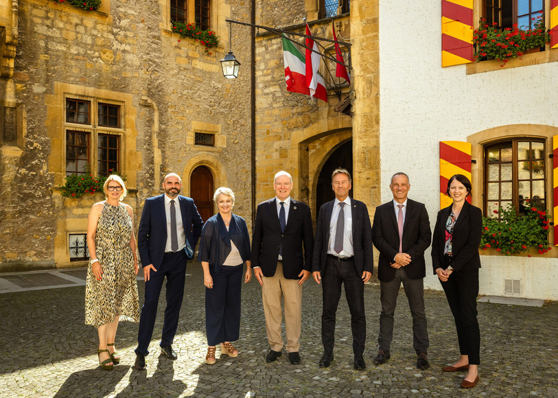Le Prince Albert II de Monaco (au centre) accompagné du Conseil d’État neuchâtelois. (Photo: Chancellerie d’État).