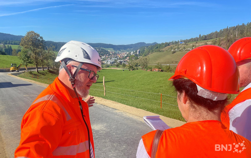 Olivier Floc'hic, chargé de communication de l'Office fédéral des routes, sur le chemin de mobilité douce construit au sud de la route nationale qui relie Le Locle au Crêt-du-Locle.