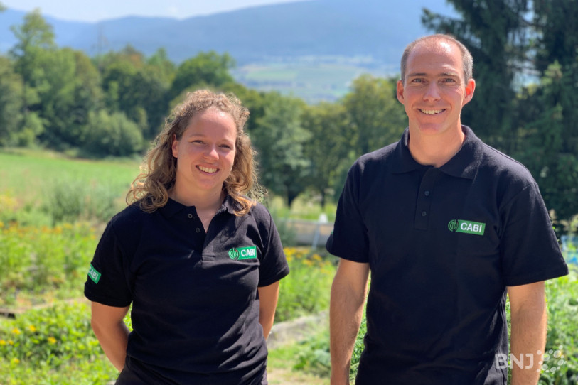 Lauréline Humair et Wade Jenner effectuent leurs recherches dans le cadre propice du CABI sur les hauteurs de Delémont, entre champs et forêts.