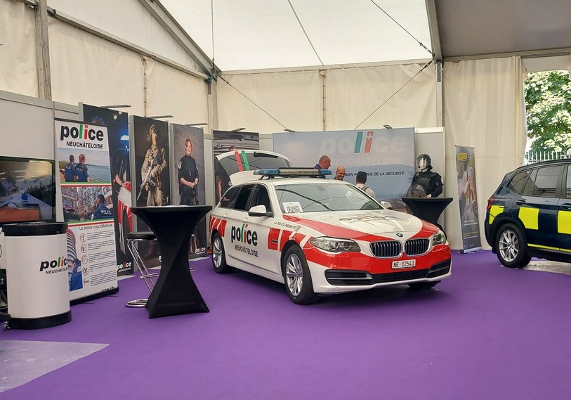 La police cantonale tient un stand à Capa'cité avec notamment une voiture de patrouille.