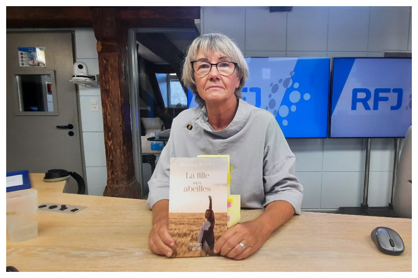 Monique Rebetez présente son dernier ouvrage « La Fille aux abeilles ».