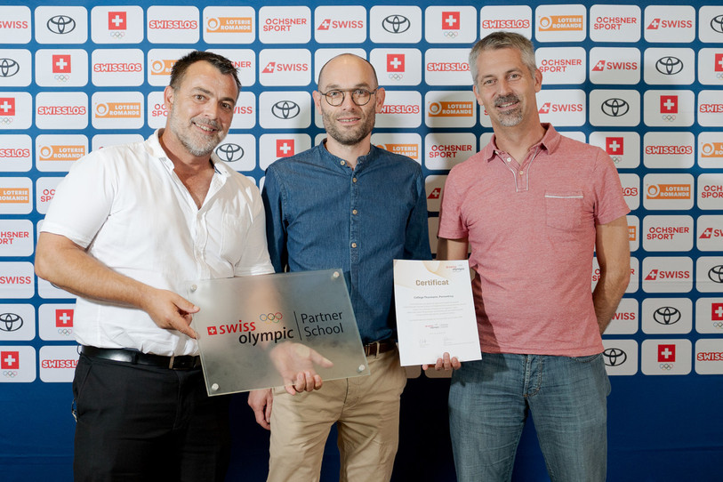 Le label « Swiss
Olympic Partner School » remis aux représentants du Collège Thurmann. (de gauche à droite : P. Bandelier (ancien directeur), M. Chaboudez (directeur), V. Pilloud (chef de l'Office des sports)) (Photo : Collège Thurmann)