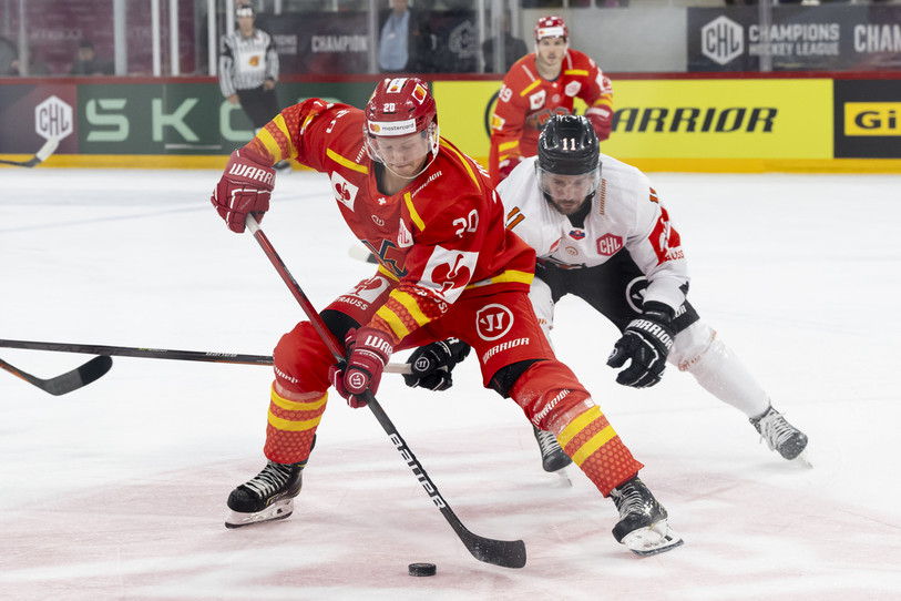 Le Finlandais Aleksi Heponiemi (ici face à Kosice) ne pouvait pas plus mal commencer son aventure au HC Bienne (photo : KEYSTONE/Anthony Anex).