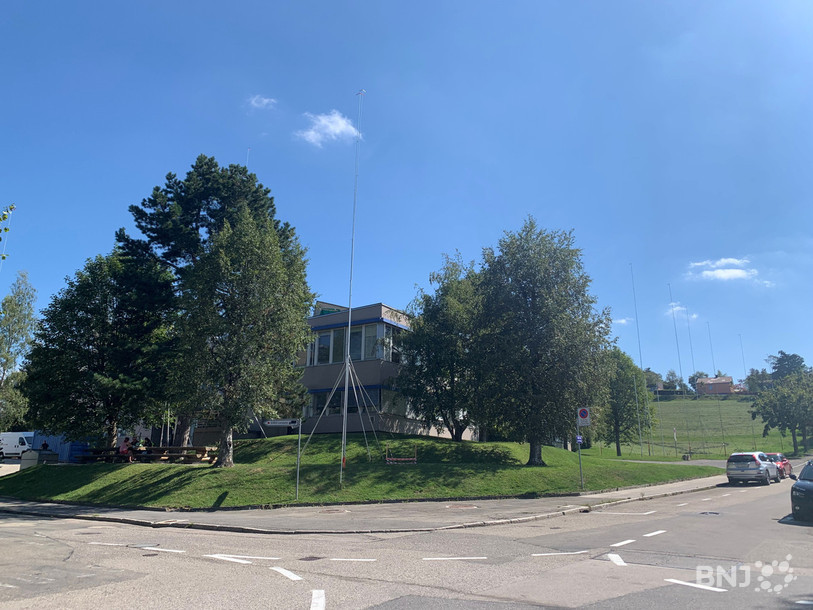 Une forêt de gabarits a poussé autour de l'entreprise Sored SA. En arrière-plan, à gauche, le terrain utilisé comme piste de bob par les enfants du quartier.
