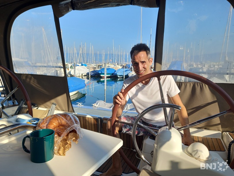 Noël Antonini à la barre de son bateau