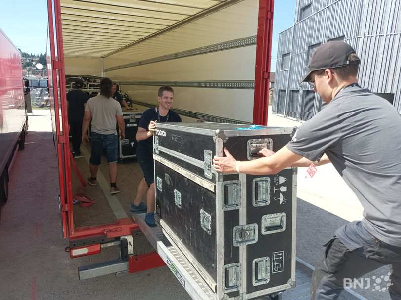 En à peine 10 minutes, le camion qui transportait le matériel de Jenifer a été vidé par les bénévoles du festival noirmonnier.