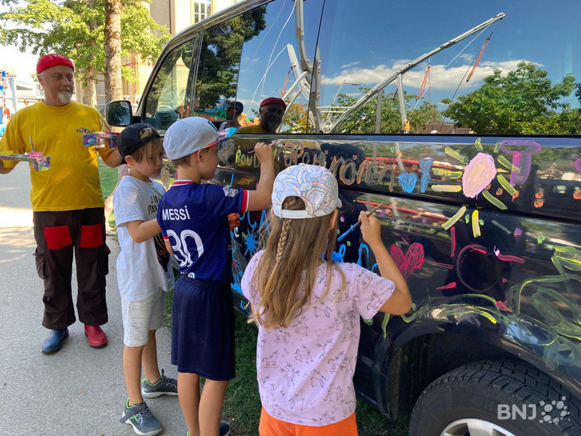 Les enfants de Marie étaient ravis samedi après-midi d'ajouter quelques touches de couleur à la voiture du clown Vijoli. 