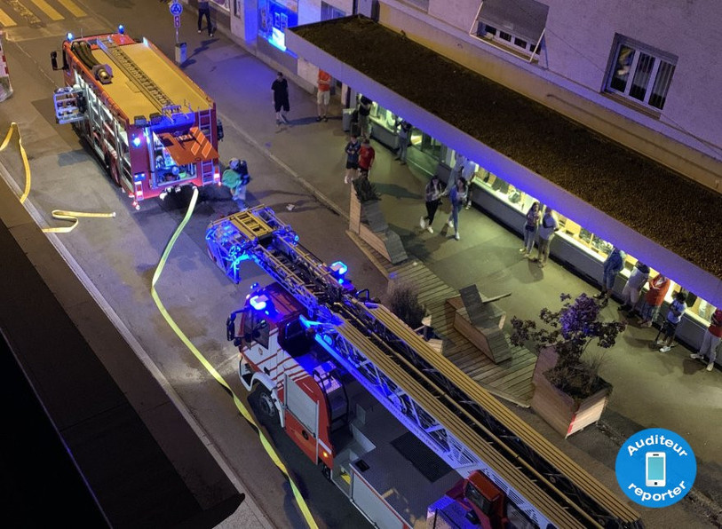 Les pompiers sont intervenus samedi soir pour un incendie à l'hôtel Ibis de Delémont. (Photo : Auditeur reporter)