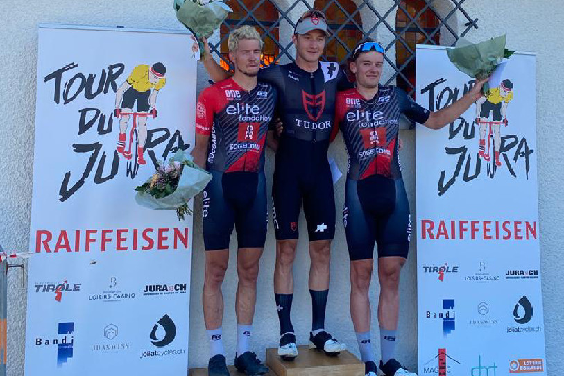 Elia Blum (au centre) a remporté la catégorie reine du Tour du Jura cyclisme samedi. (Photo : Laurent Hennet )