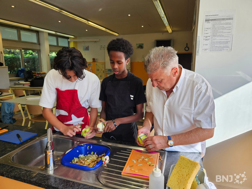 Le directeur de la Fondation pour la promotion du goût, Joseph Zisyadis, a participé en pelant quelques pommes.
