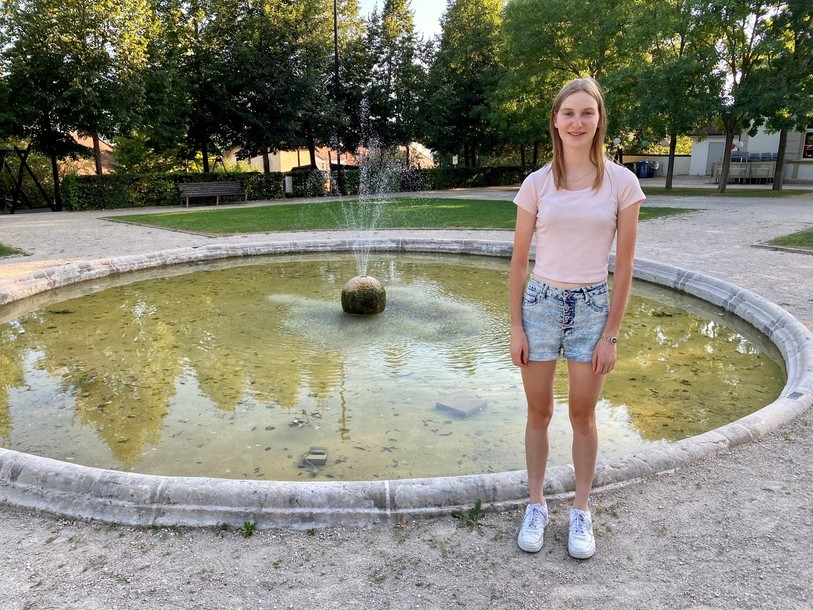 Après les cours, Julie Mahon troque son costume d'étudiante pour enfiler son maillot de VTT.