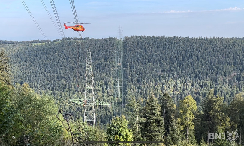 Un hélicoptère a servi de grue au-dessus de Champoz mardi matin.