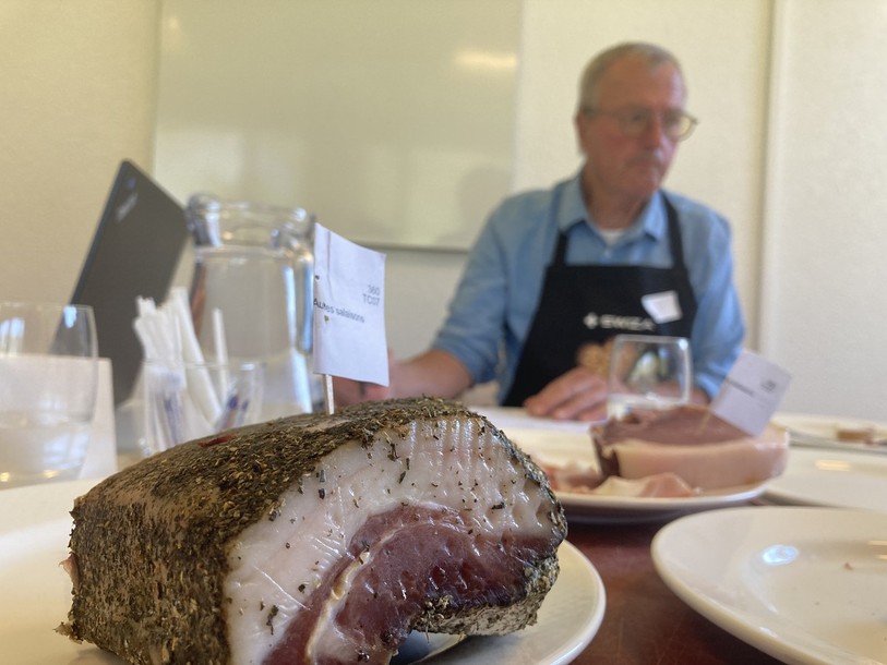 Dégustation de produits carnés au concours suisse du terroir à Courtemelon.