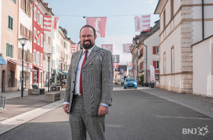 L'ambassadeur du Royaume-Uni en Suisse James Squire est en visite dans le Jura durant deux jours.