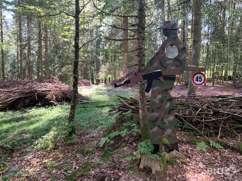 Le club d'airsoft des Montagnes neuchâteloises pratique ses activités dans une forêt privée. Tout est en règle, mais le Canton réfléchit à mieux encadrer les manifestations qui se déroulent en milieu naturel.