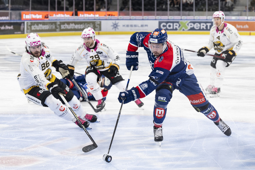 Le défenseur du HC Ajoie Eric Gélinas est devancé par l'attaquant zurichois Juho Lammikko vendredi soir à Zurich (photo : KEYSTONE/Ennio Leanza).