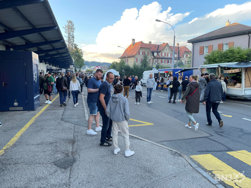 La commerçante qui refuse de passer au cashless pour vendre saucisses et crêpes était de retour aux Mélèzes ce mardi pour le deuxième match de la saison du HCC, malgré un accueil pour le moins froid lors de la rencontre précédente.