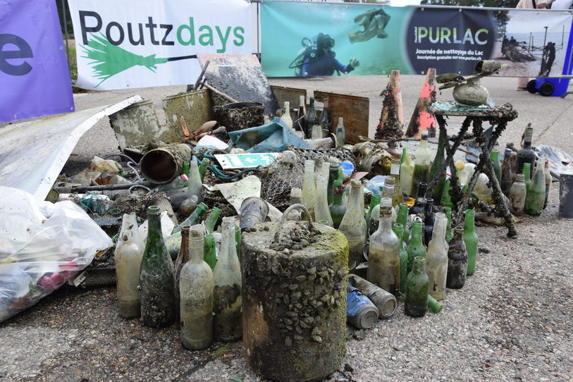 A la mi-journée samedi, plusieurs kilos de déchets avaient déjà été remontés à la surface du port de Neuchâtel.