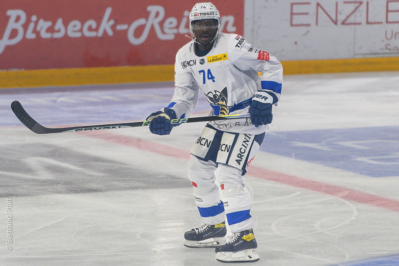 Lucas Matewa et la défense du HCC se sont montrés solides jeudi soir face aux GCK Lions. (photo : Bertrand Pfaff) 