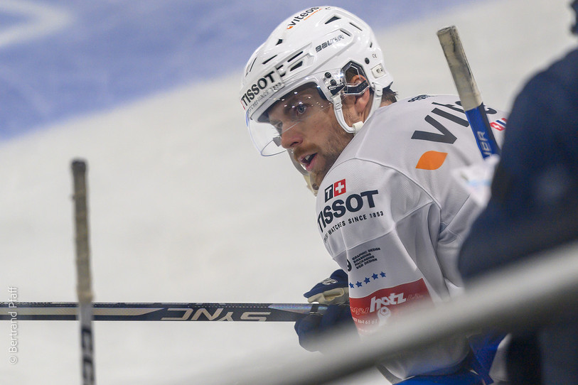 Anthony Huguenin a le regard dans le vide. Son équipe a tiré 54 fois sans pouvoir s'imposer en Valais. (photo : Bertrand Pfaff)
